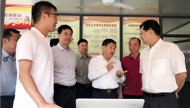 5 厦门市政法委书记李伟华等领导调研金安小学雪亮工程建设情况.png